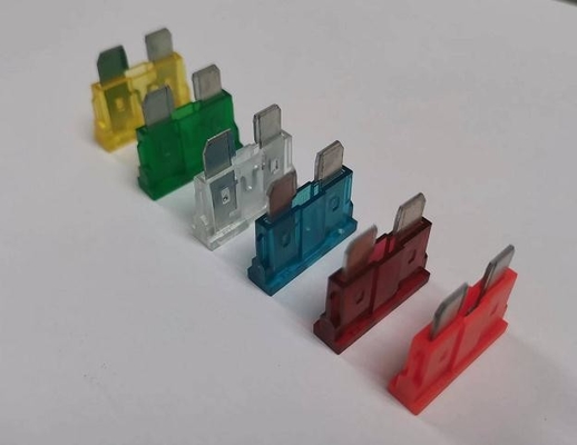 Dahili Branşman Korumasına Uygulanabilen DC32V 1A Siyah Otomotiv Bıçak Sigortası